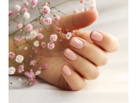 Manikiūras su ilgalaikiu geliniu lakavimu